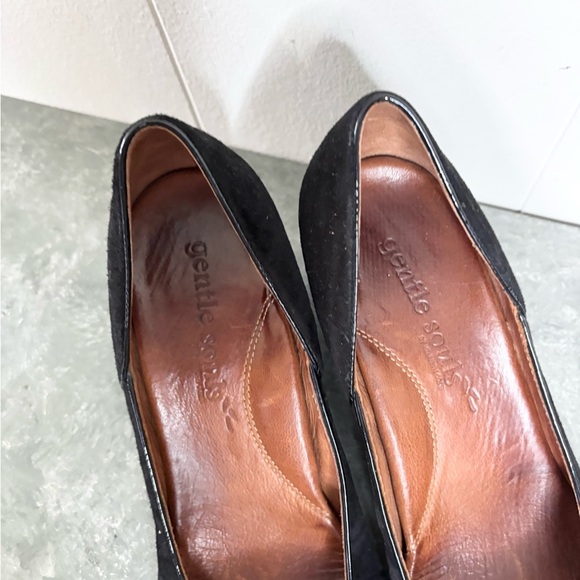 Gentle Souls by Kenneth Cole black suede leather rounded toe wedge size 10 - Picture 3 of 7